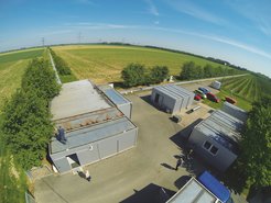 Panorama des Gravitationswellendetektors GEO600 südlich von Hannover.