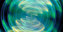 Numerisch-relativistische Simulation zweier einander umkreisender und verschmelzender Neutronensterne. Dargestellt sind die beiden Neutronensterne und die bei der Verschmelzung abgestrahlten Gravitationswellen.