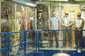 Besichtigung des Zentralgebäudes von GEO600 beim Tag der Offenen Tür im Jahr 2014. Besichtigung des Zentralgebäudes von GEO600 beim Tag der Offenen Tür im Jahr 2014.