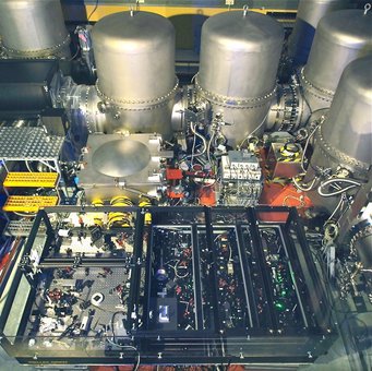 Der neue Quetschlichtlaser von GEO600. Ein hochkomplexes Lasersystem erzeugt Licht, das im Gravitationswellendetektor besonders ruhig ist. Der neue Quetschlichtlaser von GEO600. Ein hochkomplexes Lasersystem erzeugt Licht, das im Gravitationswellendetektor besonders ruhig ist.