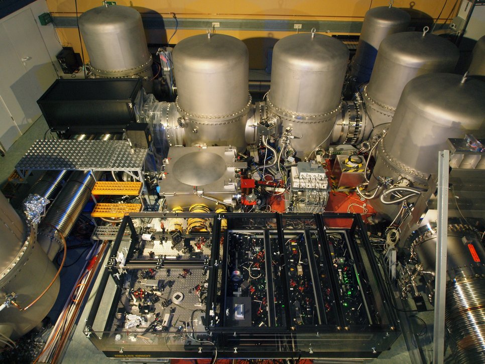 Blick in das Zentralgebäude von GEO600, wo viele der fortschrittlichen Detektortechnologien entwickelt und getestet werden.