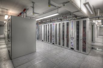 Der Computercluster Atlas am AEI Hannover ist der weltweit leistungsfähigste Großrechner für die Gravitationswellen-Datenanalyse. Der Computercluster Atlas am AEI Hannover ist der weltweit leistungsfähigste Großrechner für die Gravitationswellen-Datenanalyse.