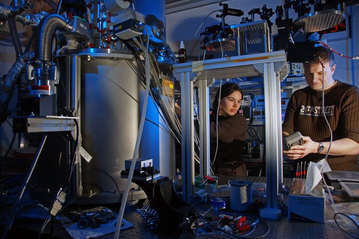 Mit Tieftemperaturexperimenten erforschen Wissenschaftler der Universität Jena Materialien für neuartige optische Komponenten auch für Gravitationswellendetektoren. Mit Tieftemperaturexperimenten erforschen Wissenschaftler der Universität Jena Materialien für neuartige optische Komponenten auch für Gravitationswellendetektoren.