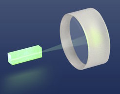 Künstlerische Darstellung einer Quetschlichtquelle. Ein nicht-linearer Kristall und Auskoppelspiegel bilden einen optisch parameterischen Verstärker.