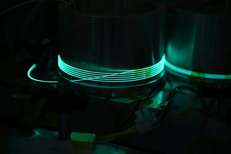 Faser-basierte Laser sollen aufgrund ihrer besonderen Strahleigenschaften in zukünftig in Gravitationswellen-Detektoren eingesetzt werden, um zehnmal empfindlicher nach Gravitationswellen zu lauschen.