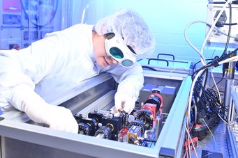 Scientists from AEI, LZH, and Leibniz University Hannover have developed a new, powerful laser system to detect gravitational waves more accurately in the future. Scientists from AEI, LZH, and Leibniz University Hannover have developed a new, powerful laser system to detect gravitational waves more accurately in the future.