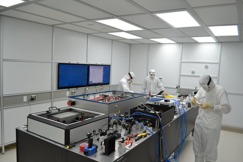 Bild des Hannoveraner Teams bei der Installation des vorstabilisierten Lasersystems für Advanced LIGO bei einem der LIGO-Standorte. Bild des Hannoveraner Teams bei der Installation des vorstabilisierten Lasersystems für Advanced LIGO bei einem der LIGO-Standorte.