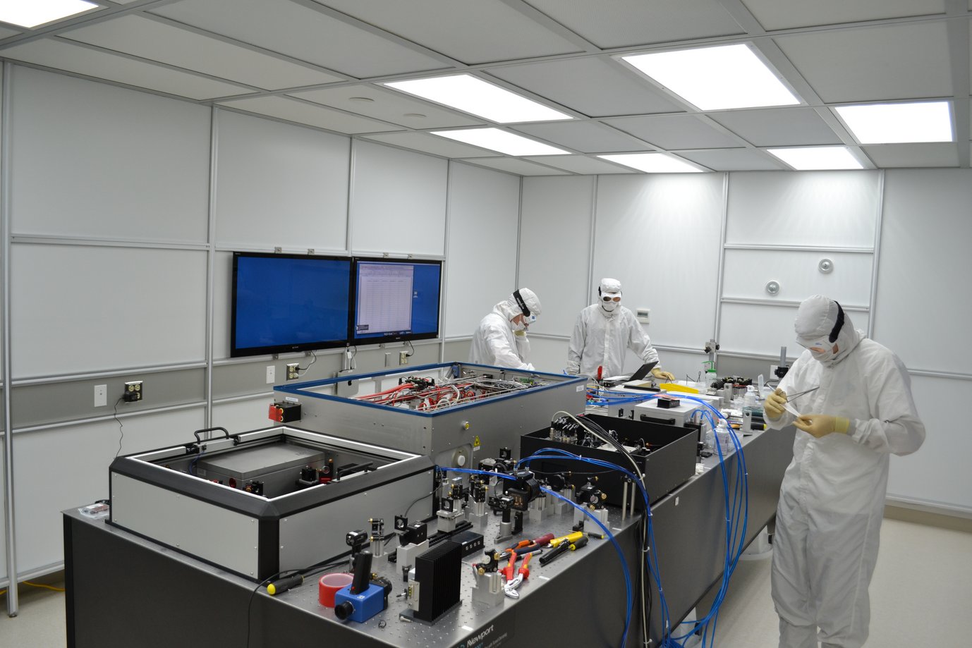 Bild des Hannoveraner Teams bei der Installation des vorstabilisierten Lasersystems für Advanced LIGO bei einem der LIGO-Standorte.