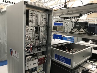 Foto des in Maastricht in einem Reinraumbereich von ETpathfinder aufgebauten Lasersystems aus Hannover. Foto des in Maastricht in einem Reinraumbereich von ETpathfinder aufgebauten Lasersystems aus Hannover.