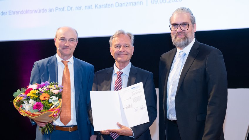 Karsten Danzmann (center) receives his honorary doctorate certificate from Rector Professor Ulrich Rüdiger (left) and Professor Kai-Uwe Schröder, Chairman of the Senate of RWTH Aachen University. Karsten Danzmann (center) receives his honorary doctorate certificate from Rector Professor Ulrich Rüdiger (left) and Professor Kai-Uwe Schröder, Chairman of the Senate of RWTH Aachen University.
