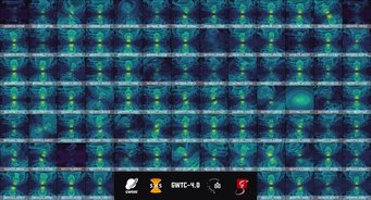 Die Visualisierung zeigt Verschmelzungen von Doppelsystemen Schwarzer Löcher mit Parametern, die mit den 86 Ereignissen aus dem GWTC-4.0-Katalog übereinstimmen.Die Bahnen der Schwarzen Löcher sind weiß dargestellt, die Gravitationswellenemissionen sind in den Farben von Violett bis Gelb dargestellt. Dunkle Violetttöne stehen für vergleichsweise schwache Gravitationswellen, während Gelbtöne die stärksten Wellen darstellen, die in der Nähe der Verschmelzung emittiert wurden. Die stärksten Gravitationswellen werden senkrecht zur momentanen Umlaufbahn emittiert. Bei präzedierenden Systemen ändert sich die Ausrichtung ihrer Umlaufbahn ständig. Simulierte Gravitationswellensereignisse in einem Raster, farblich in Blau- und Grüntönen gehalten, mit Logos unten.