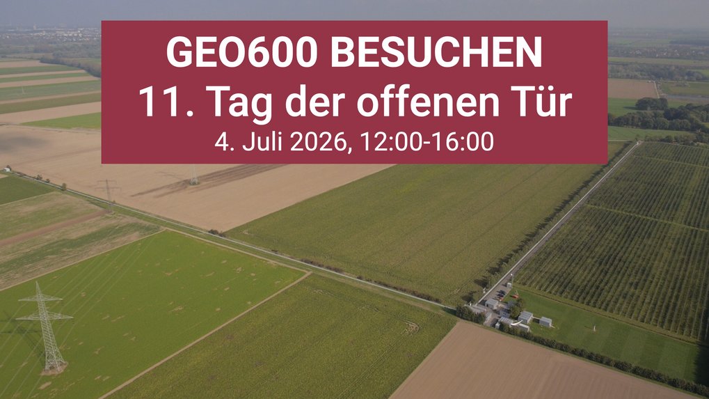 Über einem Luftbild einer landwirtschaftlich geprägten Gegend mit einer L-förmigen Struktur und Gebäuden an dessen Scheitelpunkt zwischen den Feldern steht „GEO600 besuchen, 11. Tag der offenen Tür, 4. Juli 2026, 12:00-16:00“.