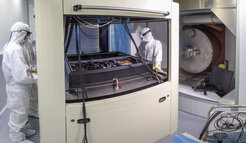 Together with their Virgo colleagues, the AEI researchers Harald Lück, Moritz Mehmet, and Henning Vahlbruch install the squeezed-light source, which was developed in Hannover, in a cleanroom at the Virgo gravitational-wave detector.