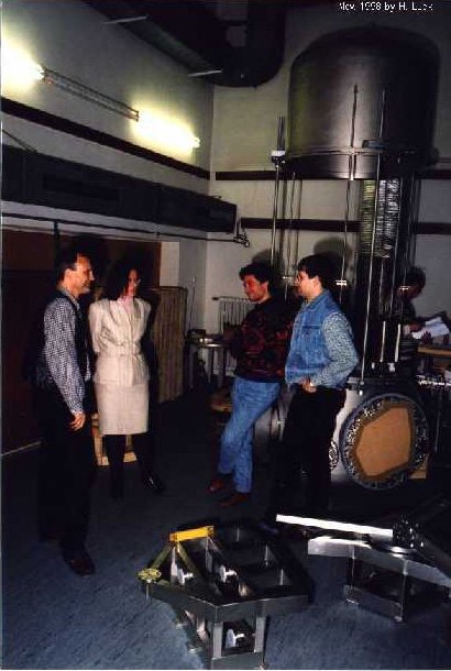 Angela Di Virgilio from Pisa came by to visit GEO600. Here she takes a look at the assembly shop. (From l.t.r.: Karsten, Angela, Aniello, Benno, Mike.)