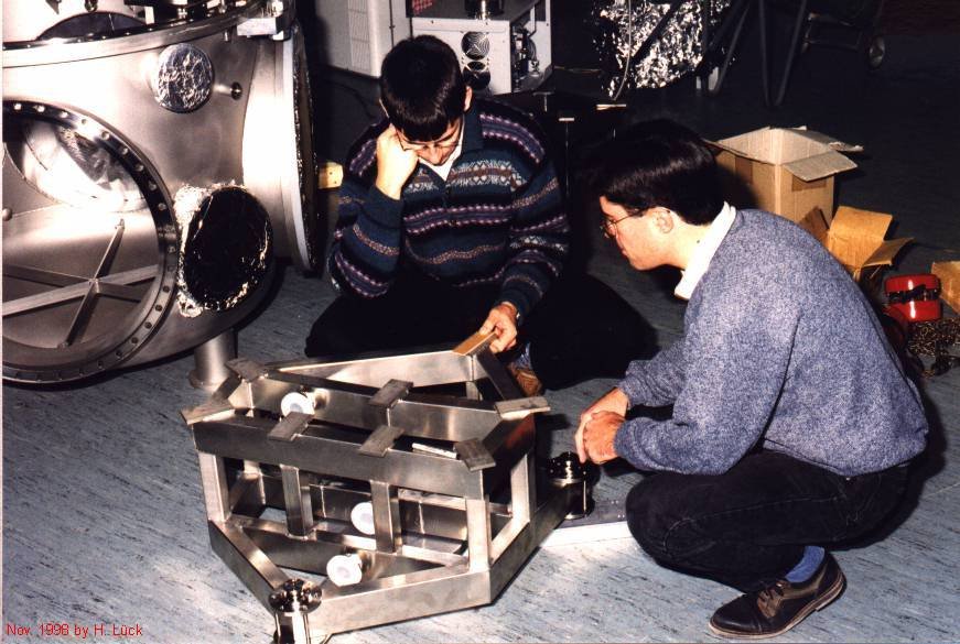 Benno and Kasem look how to fix the roundtables to the TCMa top plate lying on it's back. The top "plate" has evolved from a planar to a rather Escher-like structure.