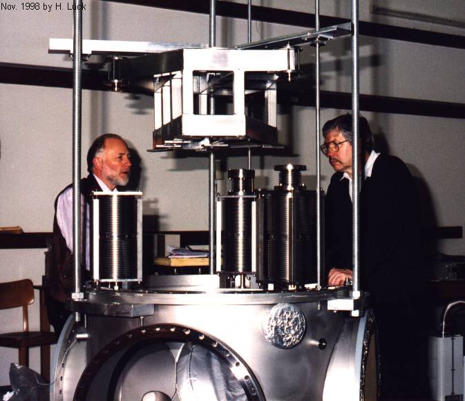 Peter and Jochen look at the top plate hovering above the stacks.