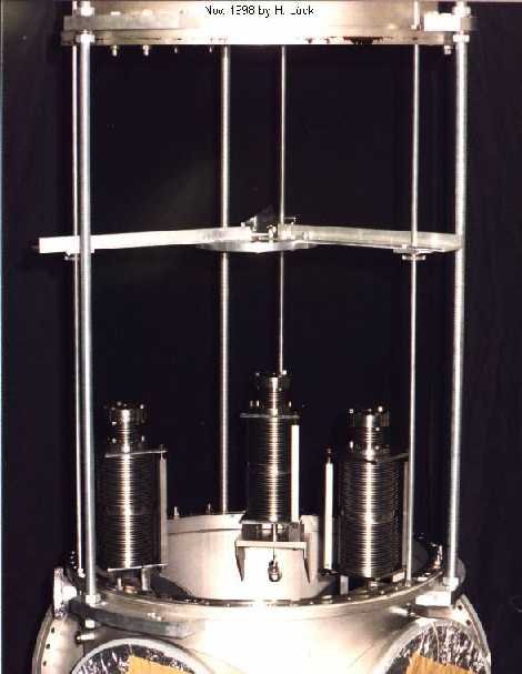 The lowering device consists of three beams and a round plate. The beams are fixed to the square plates.