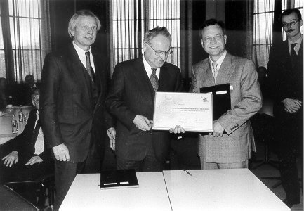 Dr. Christian Ahrens, Head of Projects all over the World, National; Prof. Dr. Herbert Walther, Head of the Max-Planck-Society for Quantumoptics (MPQ) and Prof. Dr. Karsten Danzmann, Head of the Intitute for Atomic and Molecular Physics, Dept. of Spectroscopy, with the Registration Documents; Dr. Bernd Lüdecke, Head of Projects all over the World, National.