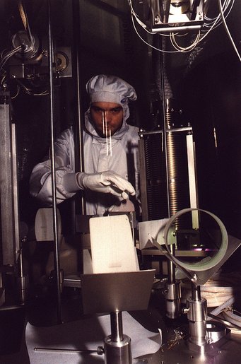 In front of Stefan's face one can see the thin (60 µ) suspension wires reflecting light. In front of Stefan's face one can see the thin (60 µ) suspension wires reflecting light.