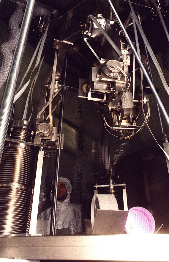 A look upwards to the hovering top plate with suspension and local control units.