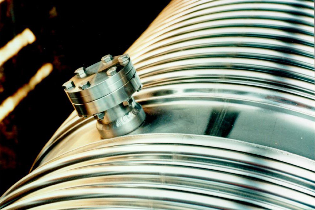 One of the CF40 flanges welded to the tube in order to bear a quad.