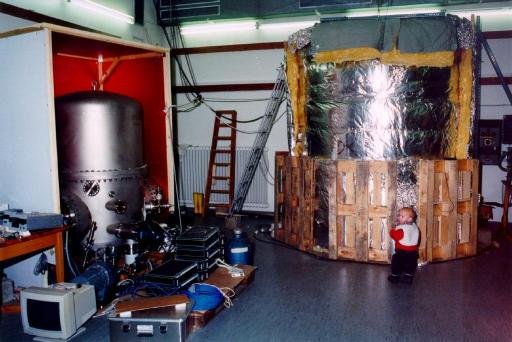 On the left-hand side you see one of the tanks and on the right our "grill". This is a heatable container for the airbake of the tanks. (In order to obtain an idea of it's huge dimensions compare it with the person (Arne) in front of it.)