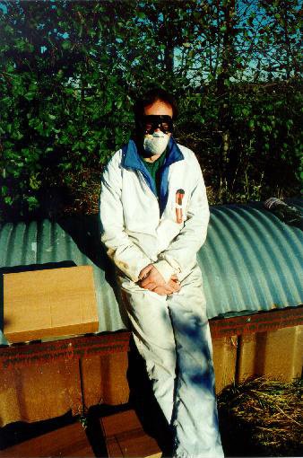 Wrapping the tubes is no easy work. You have to protect yourself against the inhaling of small particles of rockwool. Here you see Jochen disguised up to his nose and eyes.