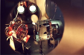 View into TCIb: BDIPR and reaction mass (l.), MPR and reaction mass (r.), in the background a pick-off mirror for one of the BS beams.