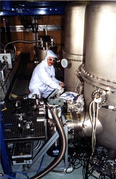 Walter assembling the mode cleaner.