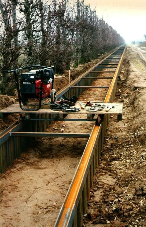 The reinforcement beams stabilizing the trench, are welded to the I-beams running along the panels to prevent the trench from collapsing.