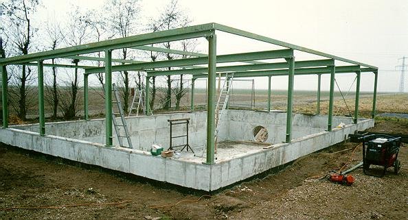 The steel construction for the central station has been set up. To get an idea of the scales: The hole in the northern wall, where the tube will finally pass through, has got a diameter of 1m. The building is 8 m x 13 m.
