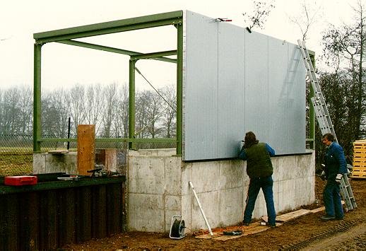 Meanwhile the insulation (a sandwich construction of aluminium sheets with insulating foam in between) is fixed to the eastern end-house.