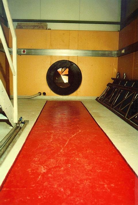 Inside the eastern end house. The red part (to keep people off from here) is the separate foundation where the tank will be placed upon. From here the tube will lead 600 m to the central station.