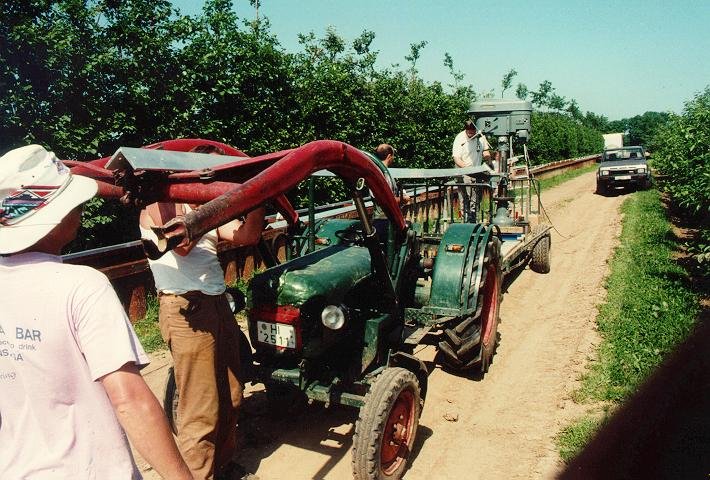 Installing the rail, where the tube will be hung at. Each rail segment has a length of 12 m.