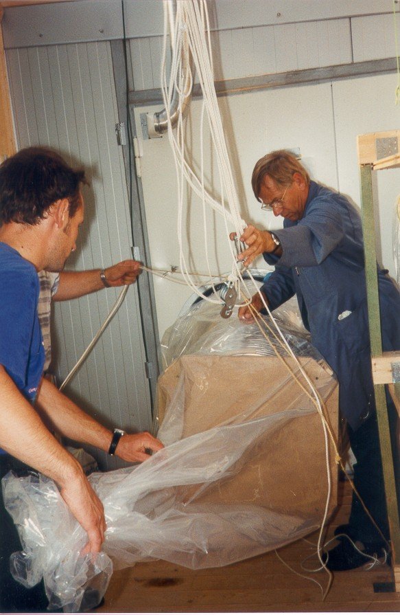 ... and pushed into the interior of the eastern end-house. Alexander removes the protective cover of the tube.
