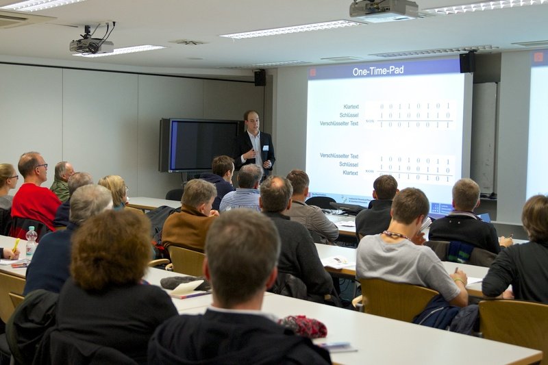 Public lecture on the “Night that Creates Knowledge” in November 2014.