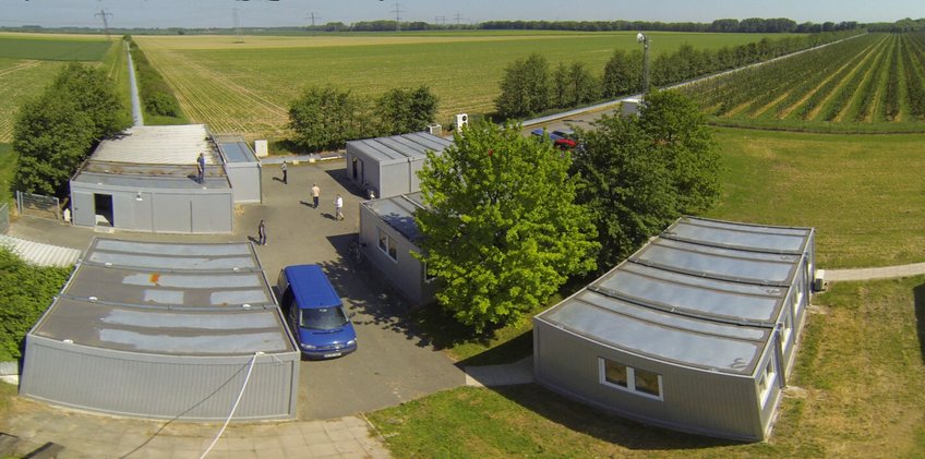 The gravitational-wave observatory GEO600 is located in Ruthe near Sarstedt, 20 kilometers south of Hannover. It is a laser interferometer with 600 meter long arms used by AEI scientists to search for the tiny space-time ripples predicted by Albert Einstein. The gravitational-wave observatory GEO600 is located in Ruthe near Sarstedt, 20 kilometers south of Hannover. It is a laser interferometer with 600 meter long arms used by AEI scientists to search for the tiny space-time ripples predicted by Albert Einstein.