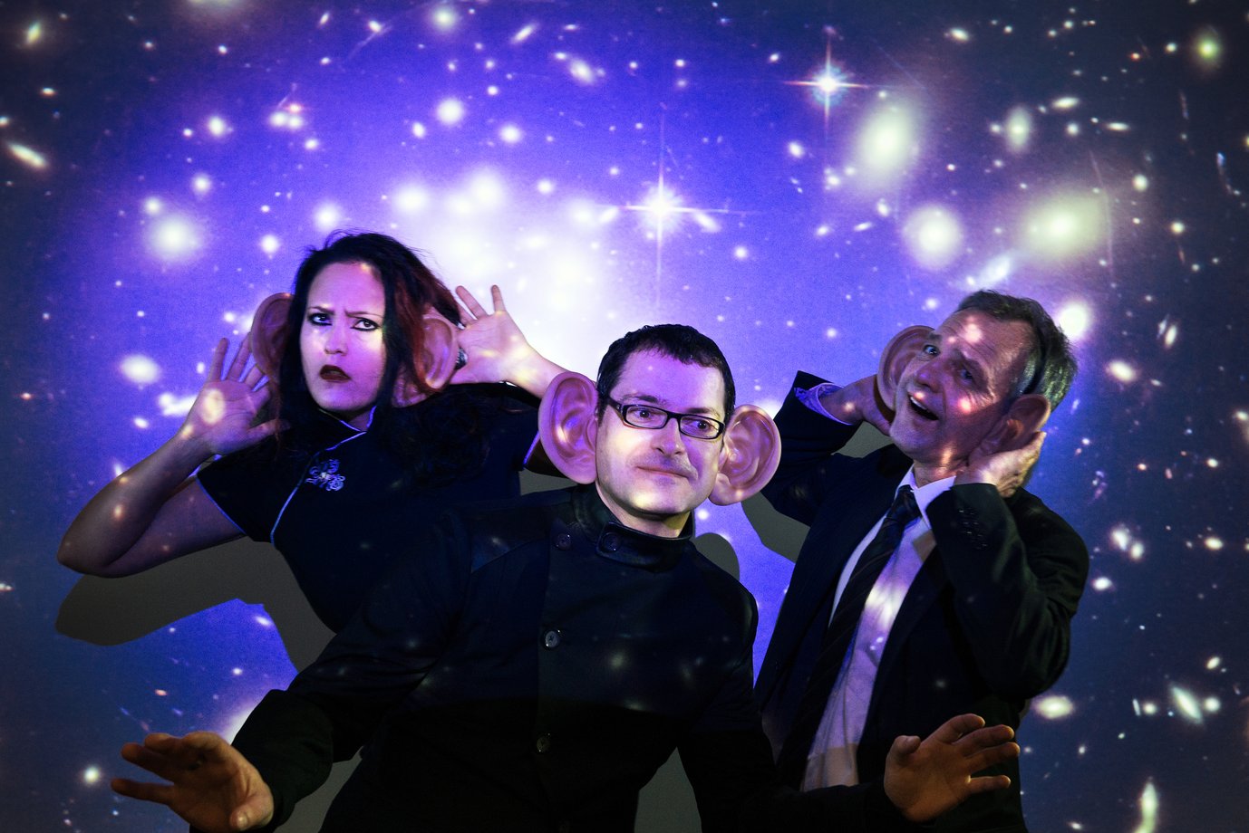 Jun.-Prof. Dr. Michele Heurs, Dr. Sascha Skorupka and Prof. Dr. Karsten Danzmann search for answers to questions about the Big Bang, black holes and dark matter.