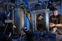 Using low temperature experiments, scientists from the Universität Jena conduct research into materials for innovative optical components also for gravitational wave detectors.