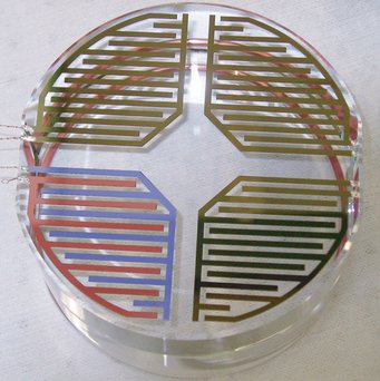 Blick auf die Kondensatorkämme des elektrostatischen Aktuators von GEO600 vor dem Zusammenbau. Blick auf die Kondensatorkämme des elektrostatischen Aktuators von GEO600 vor dem Zusammenbau.