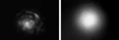Das Strahlprofil des GEO600-Lasers vor (links) und hinter (rechts, vergrößert) dem Ausgangsmodenfilter. Der Modenfilter entfernt durch Mehrfachreflektionen Strahlbestandteile, die vom gleichmäßigen Strahlprofil abweichen. Die Unregelmäßigkeiten entstehen durch Imperfektionen an Spiegeln im Detektor.