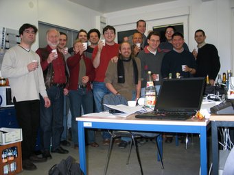 Das GEO600-Team feiert das Ende des Science Runs 3 (13.1.2014, 17:30 Uhr in Ruthe). Das GEO600-Team feiert das Ende des Science Runs 3 (13.1.2014, 17:30 Uhr in Ruthe).