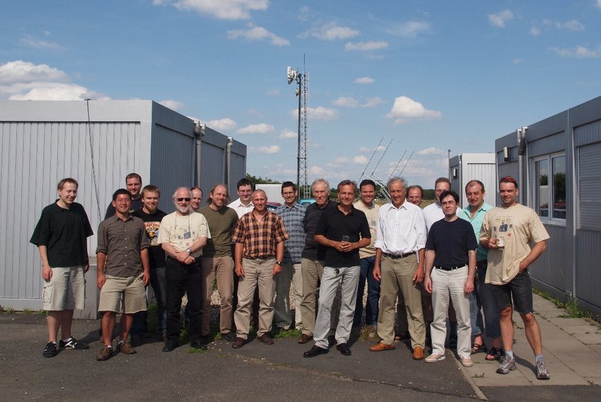 Das GEO600-Team auf dem Detektorgelände im Juli 2009 zum Beginn der Datenaufnahme S6. Das GEO600-Team auf dem Detektorgelände im Juli 2009 zum Beginn der Datenaufnahme S6.